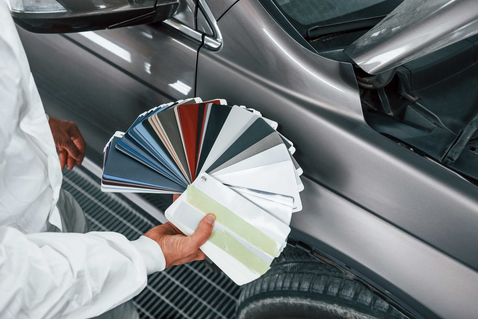 a person holds cards with different colors